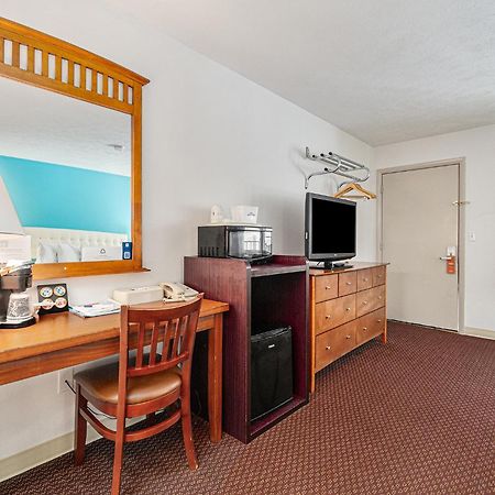 Howard Johnson By Wyndham Traverse City Extérieur photo