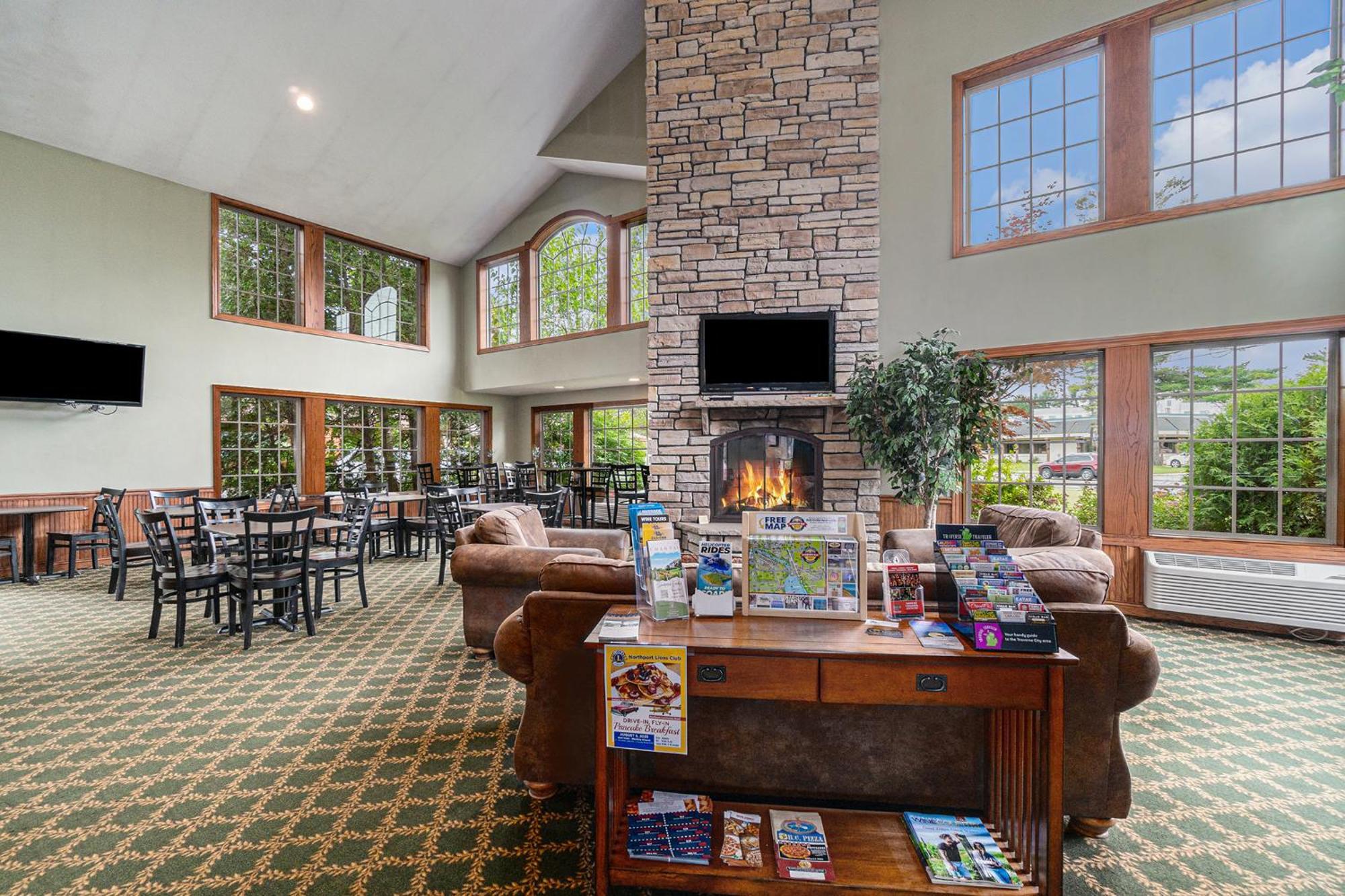 Howard Johnson By Wyndham Traverse City Extérieur photo