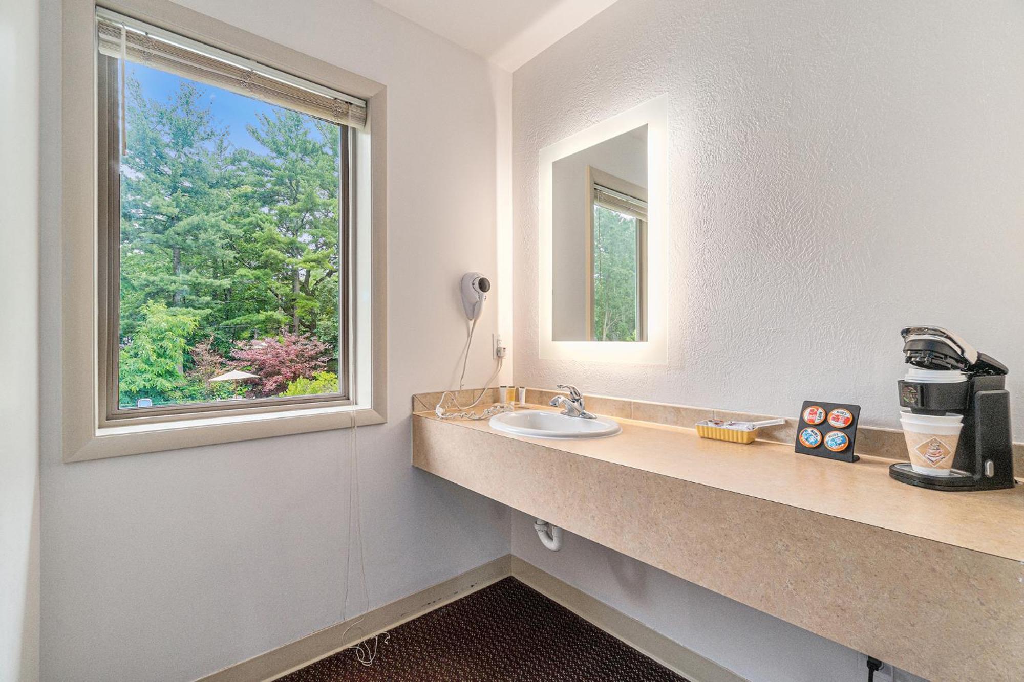 Howard Johnson By Wyndham Traverse City Extérieur photo